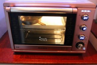 烤盘放入烤箱，装一盘水，用筷子垫在烤盘上面，关上烤箱门，温度设置38度，时间45分钟，按发酵键，进行最后一次发酵。