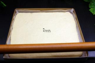 烤盘垫上硅油纸，把擀好的面皮放入烤盘，如果擀的面皮大小不合适，可以用刀切去多余部分。