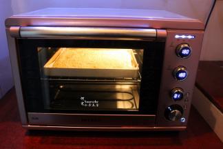 烤箱预热，180度，15分钟，放入中层，直到面包表面金黄色。