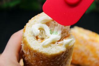 定型好的面团，撕去硅油纸，平均切成3个，每个的两端都涂上沙拉酱。