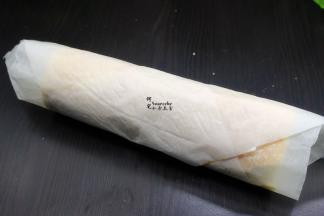 在准备开始卷起的一边，用刀划几条口，不要划断，这样开始卷的时候比较容易。将面包紧紧卷起来，卷好的面包，用硅油纸包裹起来，静放30分钟，让面包定型，切的时候不会散。