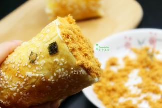 涂抹沙拉酱的地方粘慢芝麻海苔肉松，就可以吃了。