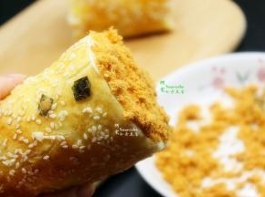 涂抹沙拉酱的地方粘慢芝麻海苔肉松，就可以吃了。