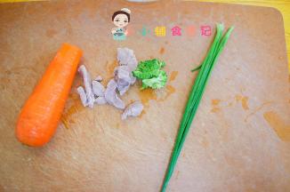 准备各种蔬菜，这个肉是我提前用柠檬浸泡冷水下锅煮熟的肉，熟肉是30g，生肉是60g的量