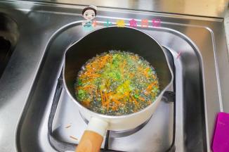 锅里加水煮开放入胡萝卜、西蓝花煮熟