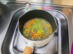 锅里加水煮开放入胡萝卜、西蓝花煮熟