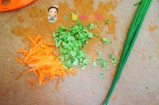 将西蓝花切碎，胡萝卜用刨成丝
