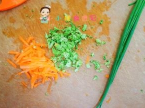 将西蓝花切碎，胡萝卜用刨成丝