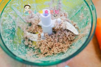 肉用刀碎成碎末，这样放进鸡蛋里孩子不容易吃出来