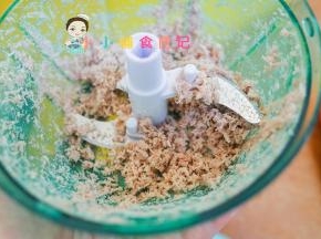 肉用刀碎成碎末，这样放进鸡蛋里孩子不容易吃出来