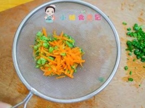 将蔬菜捞出备用