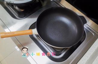 锅里加一点点油，然后用厨房纸巾擦一下，只需要表面一点点油即可