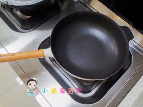 锅里加一点点油，然后用厨房纸巾擦一下，只需要表面一点点油即可
