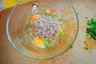 碗里打三个鸡蛋加入胡萝卜、西蓝花跟肉末搅拌均匀