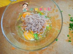 碗里打三个鸡蛋加入胡萝卜、西蓝花跟肉末搅拌均匀