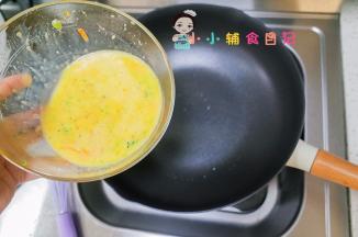 这时候火要调到最小火，倒入鸡蛋液，根据锅的大小来倒，我分了两次倒的
底部凝固表面还没凝固