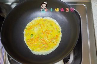 半凝固就要用硅胶铲配合把蛋卷起来，小心烫手