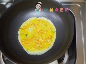 半凝固就要用硅胶铲配合把蛋卷起来，小心烫手