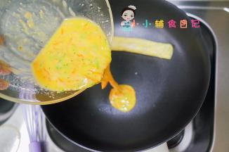 半凝固的时候加入葱末跟芝士碎，芝士一岁以上的宝宝加