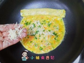 这时候把鸡蛋往回卷