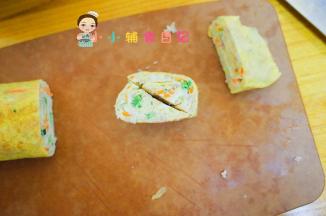 等稍微凉一点取出，放在熟菜板上切斜刀，这样可以摆出一个爱心