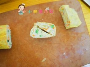 等稍微凉一点取出，放在熟菜板上切斜刀，这样可以摆出一个爱心