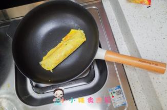 卷好后依然小火继续煎至鸡蛋全熟，凝固即可