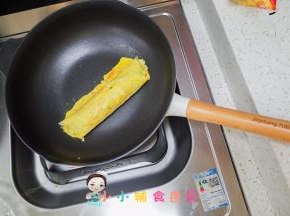 卷好后依然小火继续煎至鸡蛋全熟，凝固即可