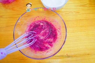 加入火龙果泥混合均匀