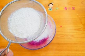 筛入面粉45g，面粉过筛比较容易搅拌如果没有也没关系，可以用普通面粉也可以用低筋面粉