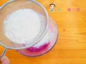 筛入面粉45g，面粉过筛比较容易搅拌如果没有也没关系，可以用普通面粉也可以用低筋面粉