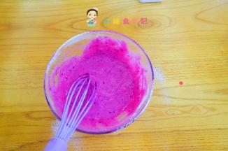 将火龙果面糊搅拌均匀，看糊糊的粘稠度，如果提起来很难滴落可以加入一点点水，我这里没有加刚刚好