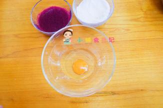 碗里打入一个鸡蛋，鸡蛋带壳大概50g左右