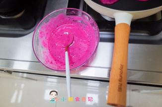 准备一把大勺子，小火加热不粘锅