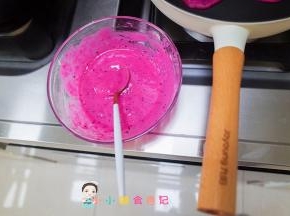 准备一把大勺子，小火加热不粘锅
