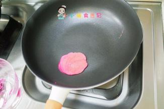 表面冒气泡有点凝固，底部微黄就可以翻面了