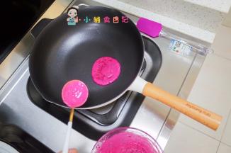 用大勺子勺一勺面糊在不粘锅里，