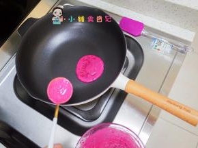 用大勺子勺一勺面糊在不粘锅里，