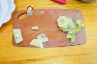 准备一些水果切块，放在松饼上再加一点酸奶即可