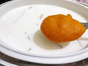 炖至剩1.5小时，加入南瓜泥搅拌均匀后继续炖