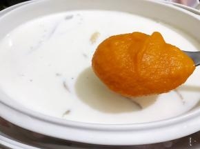 炖至剩1.5小时，加入南瓜泥搅拌均匀后继续炖
