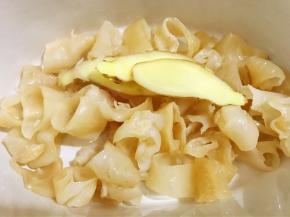 炖锅里放入切好段的花胶和姜片