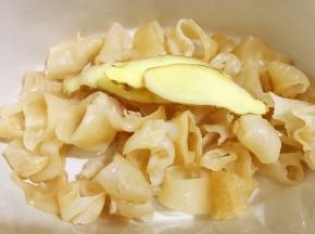 炖锅里放入切好段的花胶和姜片