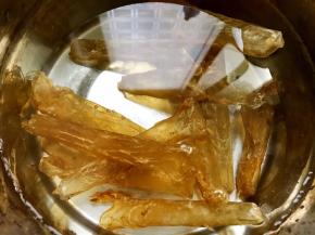 先来泡发花胶（一定要全程无油哦）
干花胶用纯净水泡发2个小时