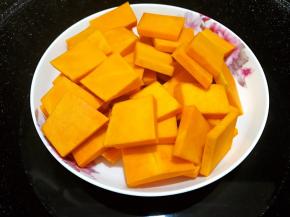 南瓜去皮切片上锅蒸20分钟