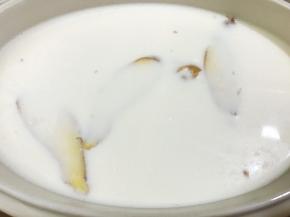 加入纯牛奶炖2.5小时