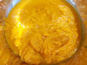 蒸好的南瓜片打成泥