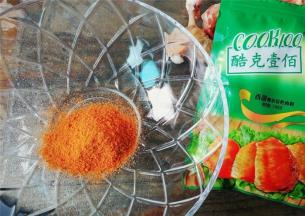 制作腌料，先取25克奥尔良烤肉料