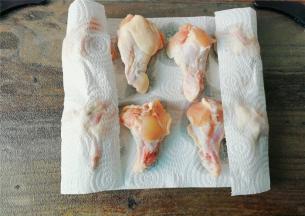 把鸡翅根洗净，去厨房纸吸去多余的水分