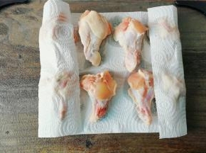 把鸡翅根洗净，去厨房纸吸去多余的水分